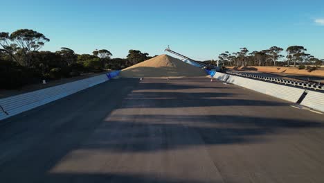 granos a granel con trigo después de la cosecha en australia occidental