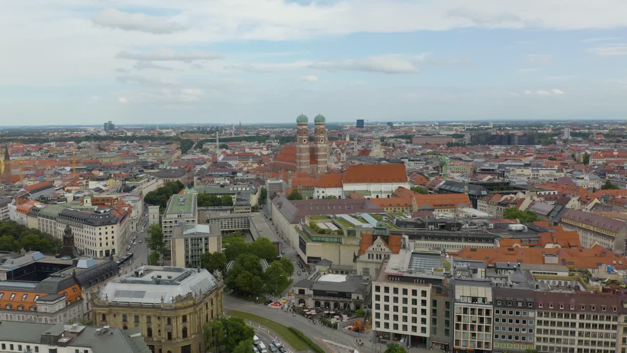 drone vuela hacia la frauenkirche, famosa catedral en munich, alemania
