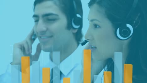 animación de un grupo de trabajadores de centros de llamadas multiétnicos que usan auriculares y usan computadoras en las oficinas