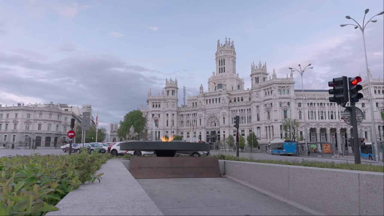 TIME-LAPSE SHOT OF CIBELES FOUNTAIN IN MADRID AT THE AFTERNOON