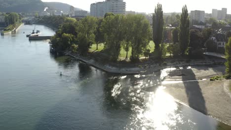 Antena-Que-Muestra-Birsköpfli,-Basilea-En-Un-Hermoso-Día-Soleado-Sobre-El-Río-Rin