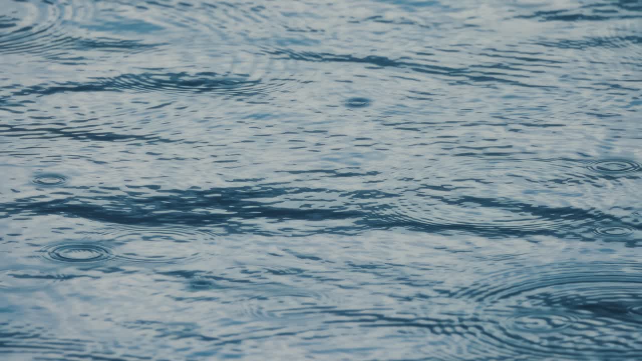 抽象的な背景、雨が水に落ちる