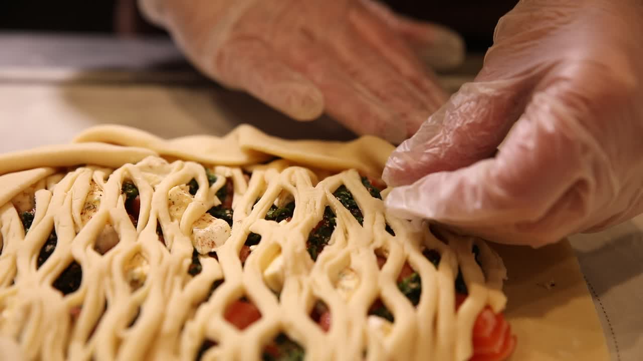 맛있는 스파나치와 페타 타르트를 만드는 것