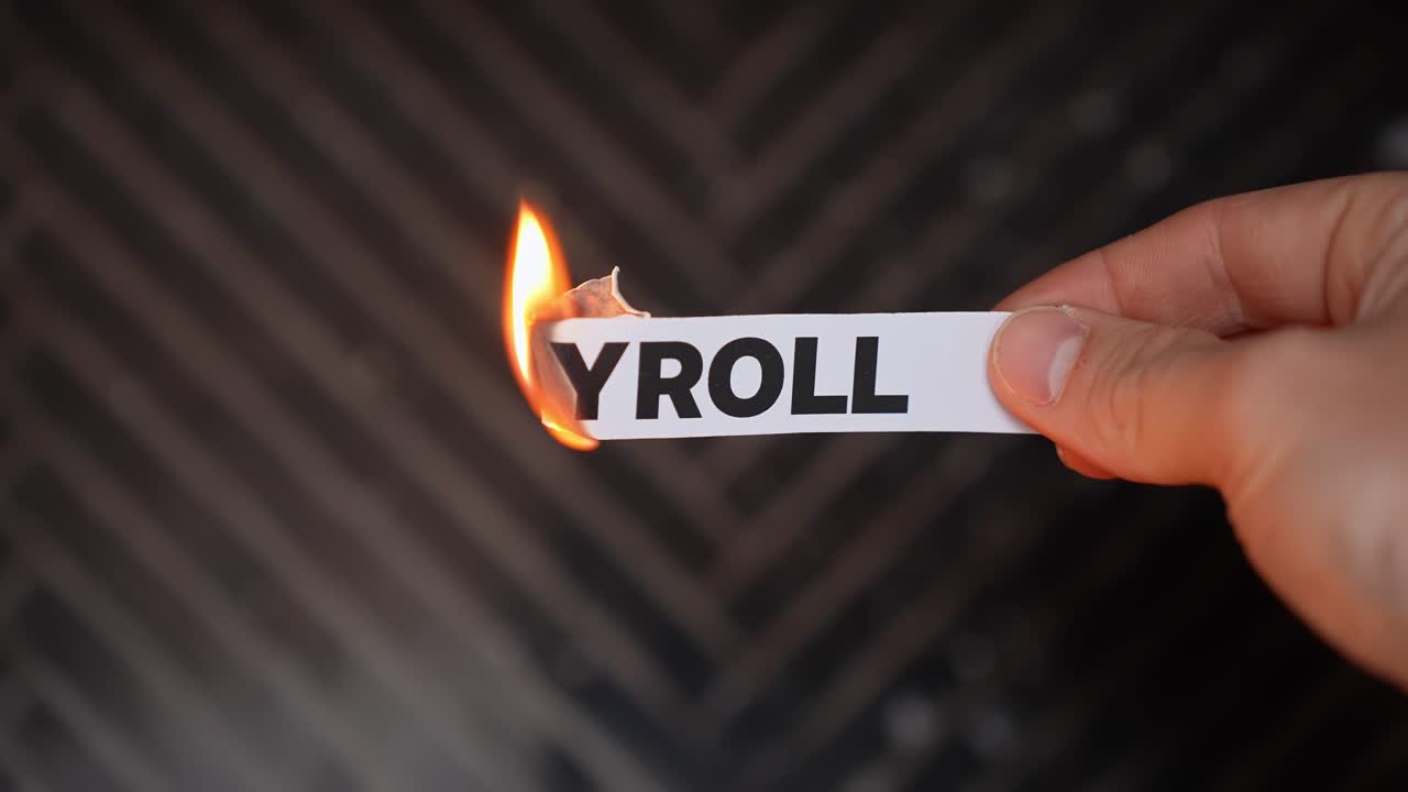 Bir el, "MAAŞ BORDROSU" yazan bir kağıt etiketi yakıyor; bu, maaş maliyetlerinin azalmasını, yalın operasyonları, yüksek karı ve otomatik iş sistemlerini simgeliyor. Kopyalama alanı olan koyu arka plan