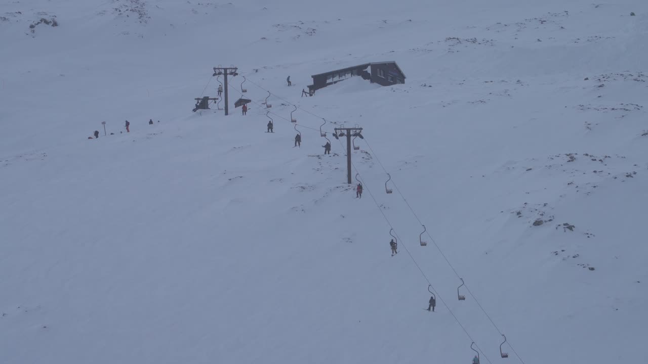 ws 클리프행어 체어리프트 사람들이 언덕 위로 올라갑니다.