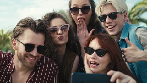 Gruppe-Kaukasischer-Freunde,-Die-Lustige-Gesichter-Für-Ein-Selfie-Auf-Einem-Musikfestival-Machen.