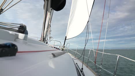 vista desde un velero en la bahía de san francisco cerca del puerto deportivo de redwood city al atardecer