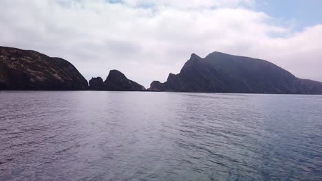 Gimbal-Schwenkaufnahme-Von-Einem-Fahrenden-Boot-Der-Insel-West-Anacapa-Im-Channel-Islands-Nationalpark-Vor-Der-Küste-Kaliforniens