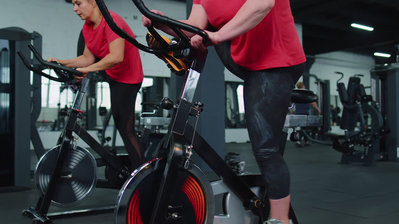 소녀 들 의 그룹 은 자전거 시 ⁇ 레이터, 자전거 훈련 에서 유산소 훈련 운동, 심장 운동 을 수행 한다