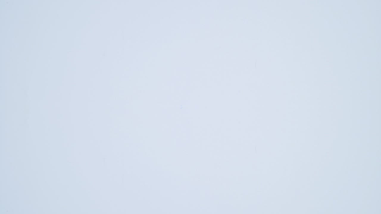 los libros antiguos de tapa dura aparecen en tema blanco.