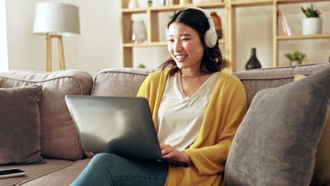 Computadora-Portátil,-Sofá-Y-Mujer-Asiática-Se-Relajan-Con-Auriculares