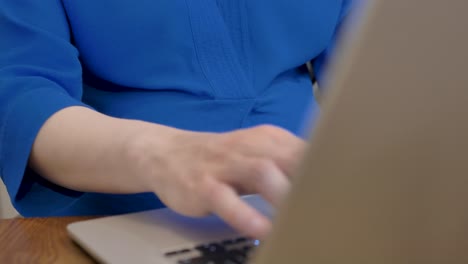 Pregnant-woman-researching-on-laptop