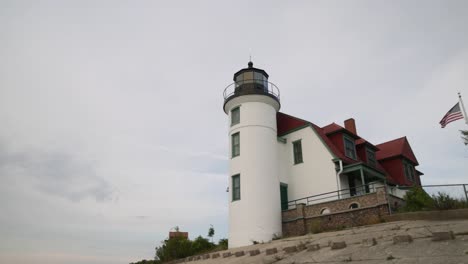 Faro-De-Punto-Histórico-Betsie-En-Frankfort,-Michigan-Con-Vista-Panorámica-De-Izquierda-A-Derecha