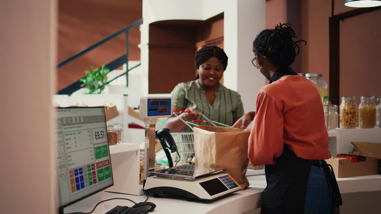 vendedor local de productos de escaneo y pesaje para el cliente