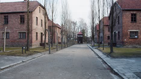 binnen het hoofdpoortgebied van het concentratiekamp auschwitz prikkeldraad elektrische afrastering