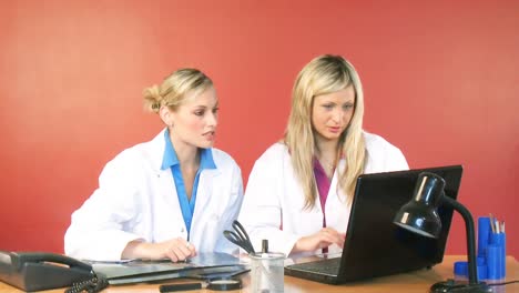 médicas trabajando en la oficina de filmación