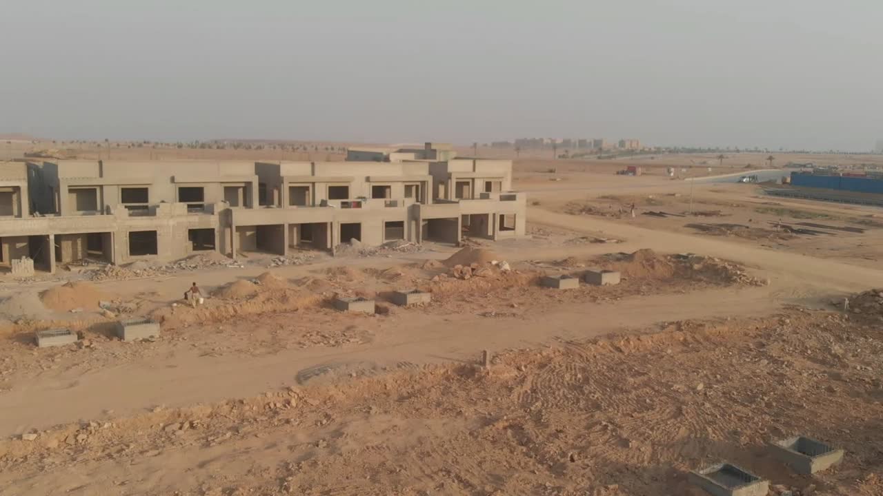 Vista aerea su un cantiere edile a Karachi. Ripresa in movimento.