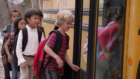 Niños-Jóvenes-De-Escuela-Primaria-Subiendo-A-Un-Autobús-Escolar