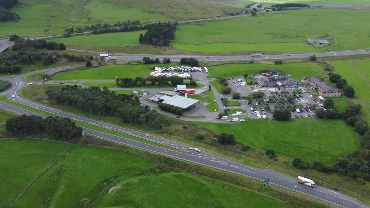 estación de servicio de autopista ocupada en el campo