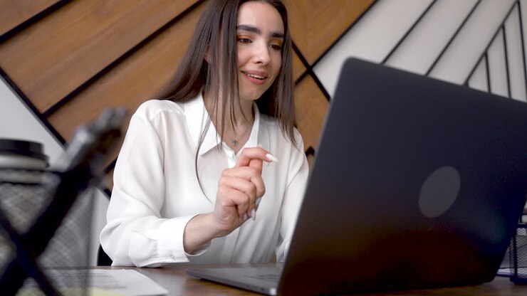 Eine Frau arbeitet mit ihrem Laptop in einem Büro 4.