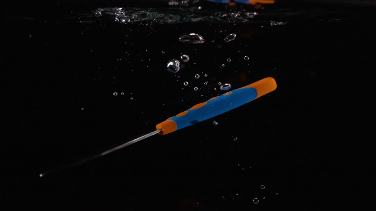 천천히 움직이는 식구 와 어린이 의 은품 이 비누 거품 이 있는 물 에 떨어지고 있다