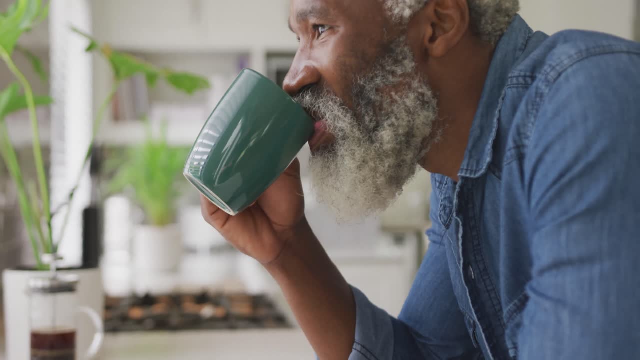 видео счастливого африканского американского пожилого человека, пьющего кофе.