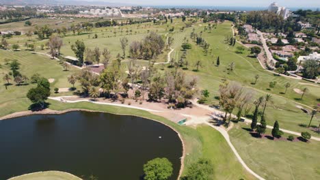 Vista-Aérea-Del-Campo-De-Golf-El-Paraiso-En-Estepona,-Málaga