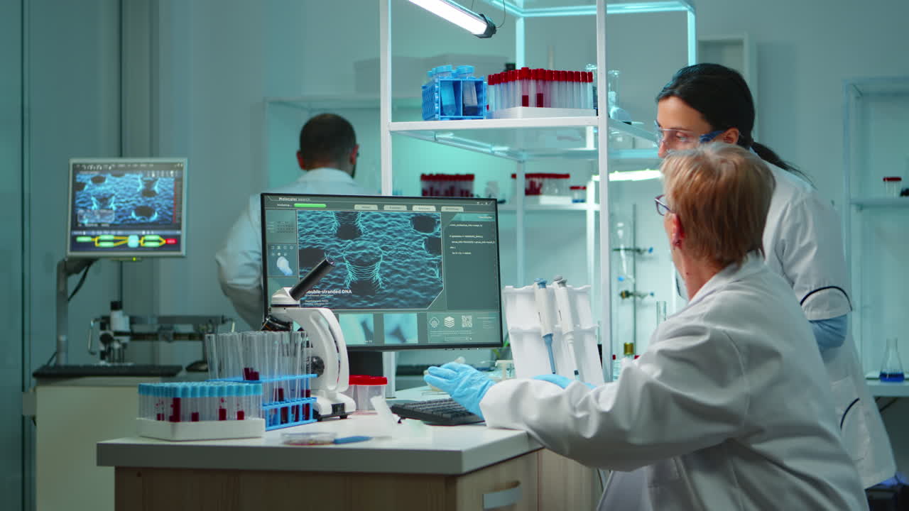 equipo de científicos discutiendo y escribiendo en la pc tarde en la noche