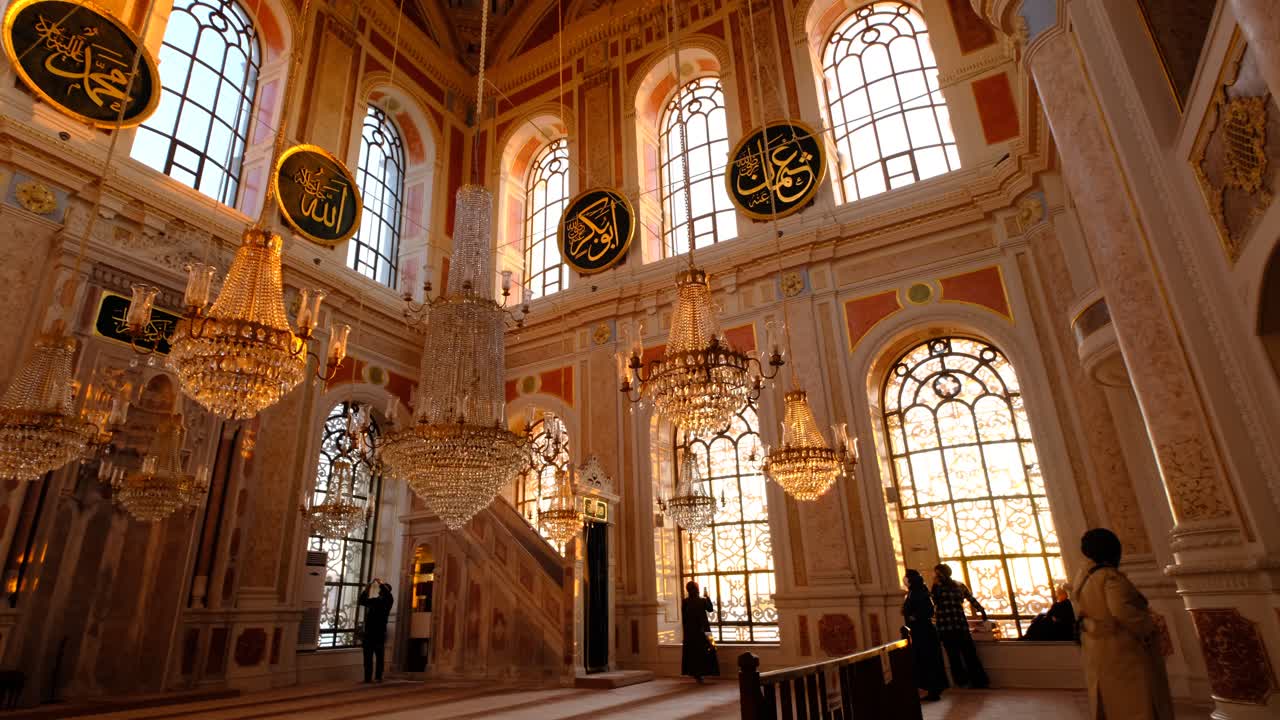 Persone che passeggiano all'interno della Vecchia Moschea