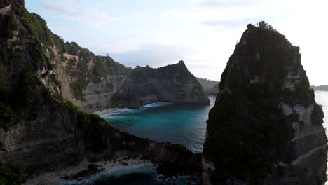 Playa-De-Diamantes-En-Las-Islas-Orientales-De-Nusa-Penida-Durante-El-Amanecer-En-La-Provincia-De-Bali,-Indonesia