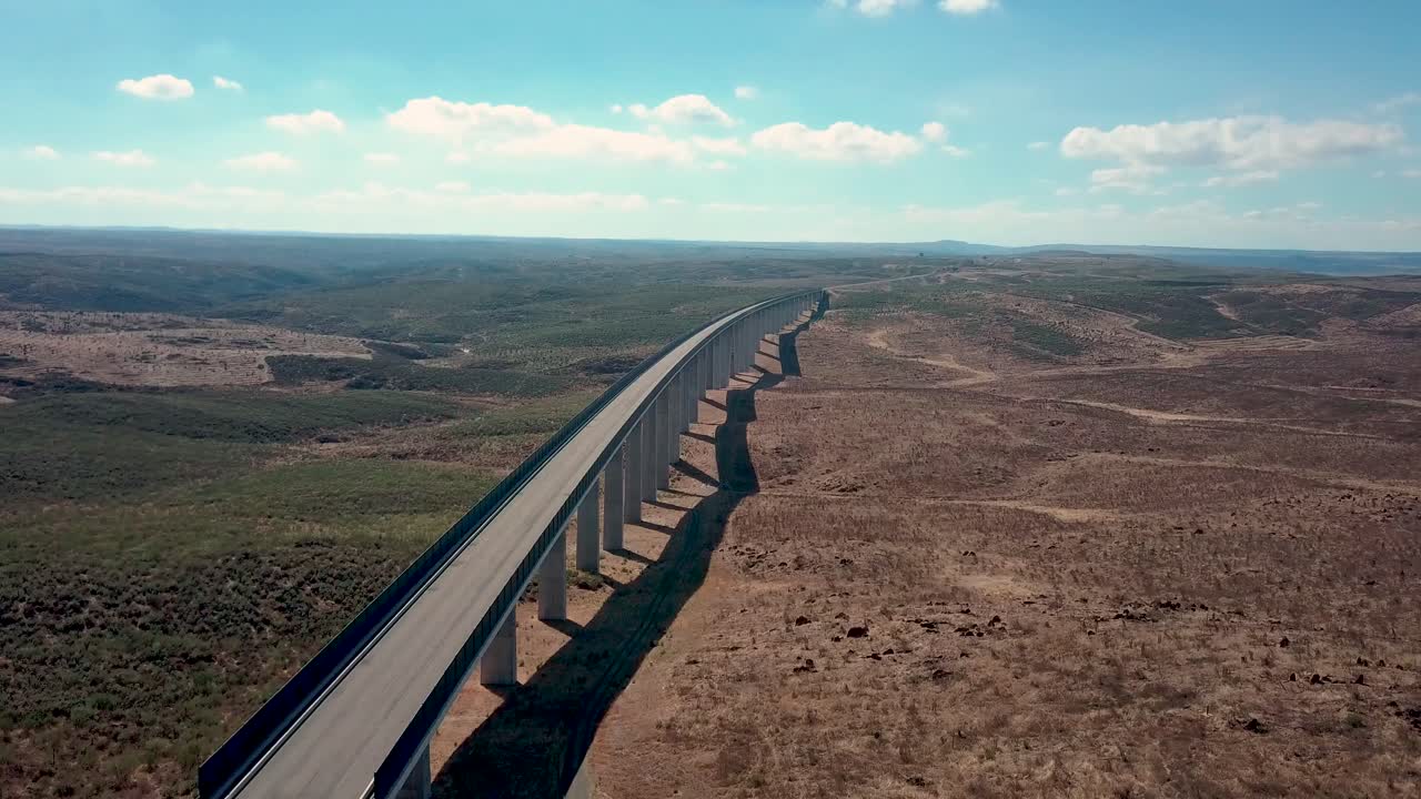 vista aérea de un viaducto para trenes en españa