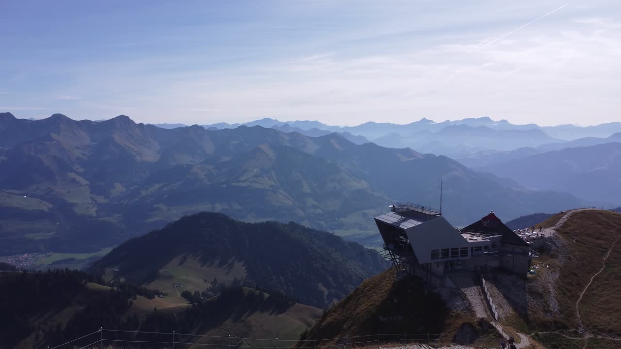 스위스의 moleson 정상의 하이킹 경로 위의 새의 눈으로 볼 수 있고, 배경에는 알프스 산맥이 있습니다.