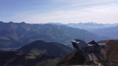 vista a vista de pájaro sobre el sendero de senderismo en la cumbre de moleson en suiza y los alpes en el fondo