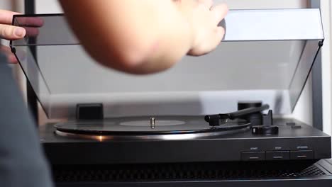 Un-Vinilo-Tocando-En-Un-Tocadiscos