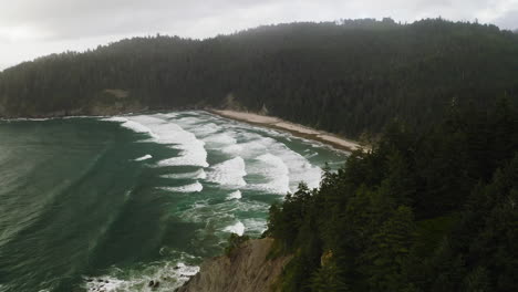 Wellen-Brechen-Sich-An-Einem-Abgelegenen-Strand,-Küste-Von-Oregon