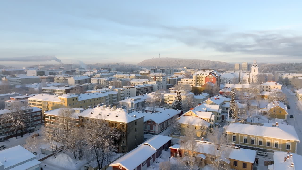 Ilmaseurantakuva lumisesta Kuopion keskustasta, aurinkoinen talviaamu Suomessa