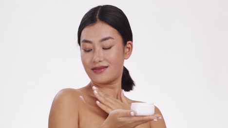 mujer aplicando crema para la piel
