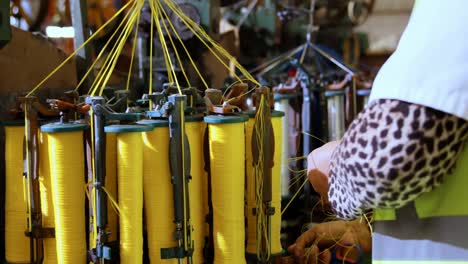 trabajadora femenina que trabaja en la industria de fabricación de cuerdas 4k