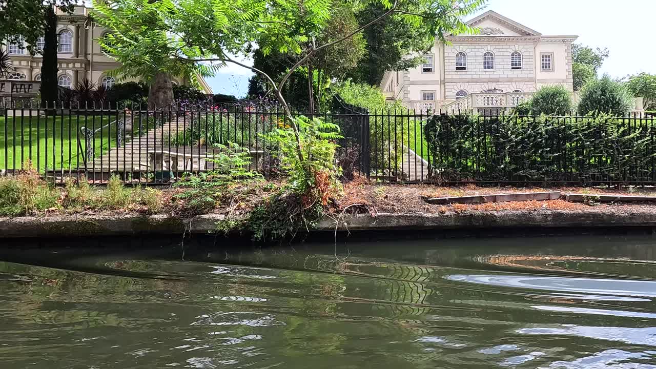 역사적인 건물과 초록색으로 아름다운 운하