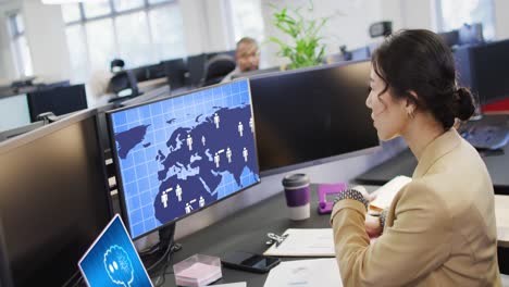 composición de una mujer de negocios asiática usando una computadora con una llamada en la pantalla