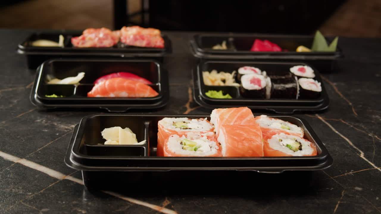 el pedido de sushi para llevar.