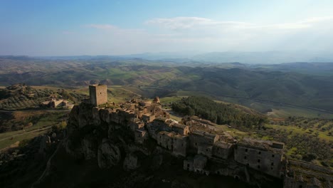 Craco-Es-Un-Pueblo-Abandonado-En-Basilicata,-Sur-De-Italia