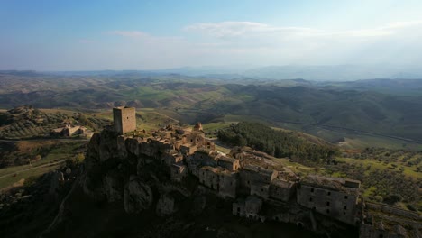 craco es un pueblo abandonado en basilicata, sur de italia