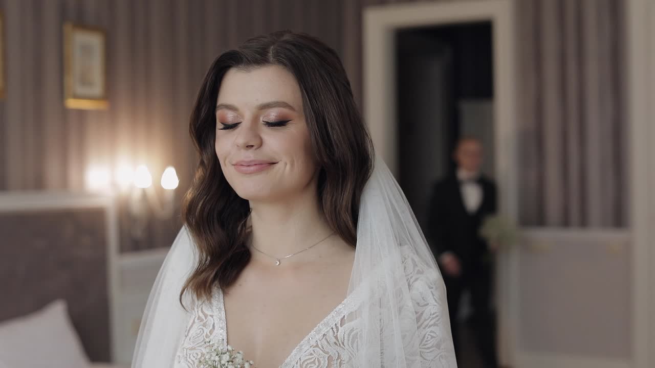 recién casados jóvenes caucásicos novia y novio primera reunión en el día de la boda, haciendo un beso en el interior