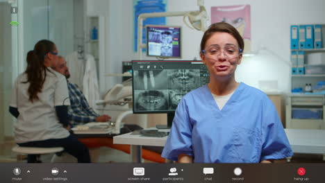 enfermera dentista hablando con pacientes remotos sobre la higiene bucal