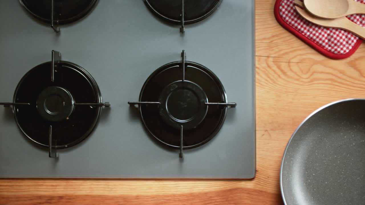 зажгите газовую плиту вручную с замедленным движением.