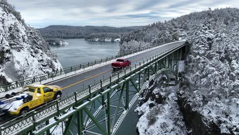 Toma-De-Drones-De-Camiones-Cruzando-Un-Puente-En-Invierno