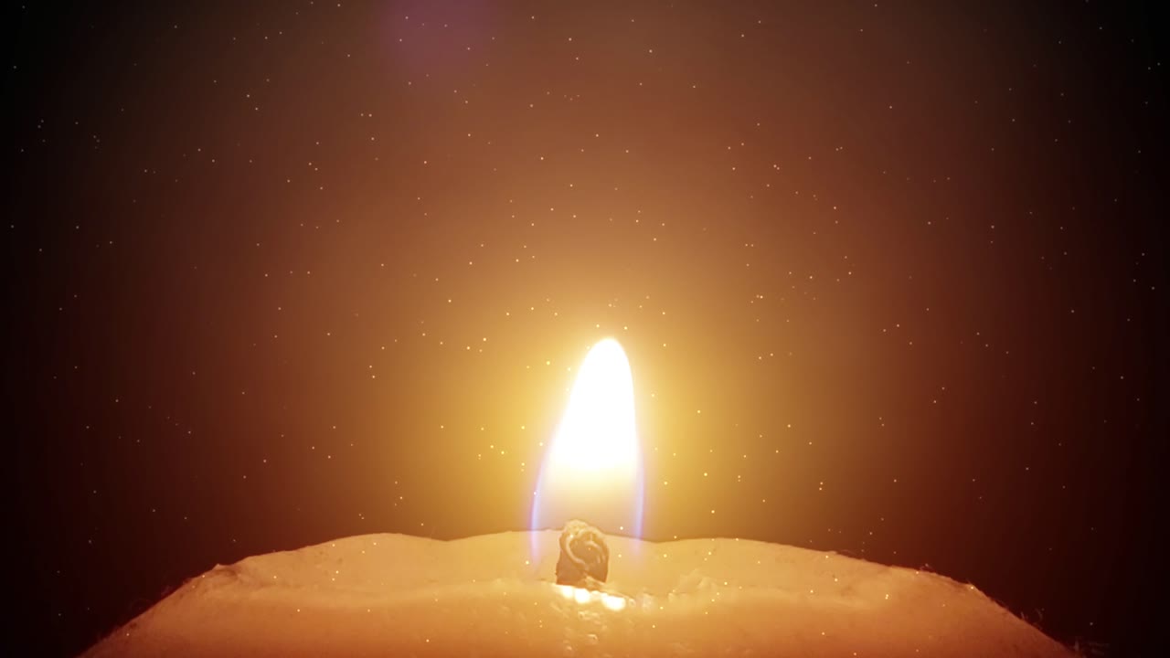Luce danzante: il bagliore di una candela tra la polvere fluttuante