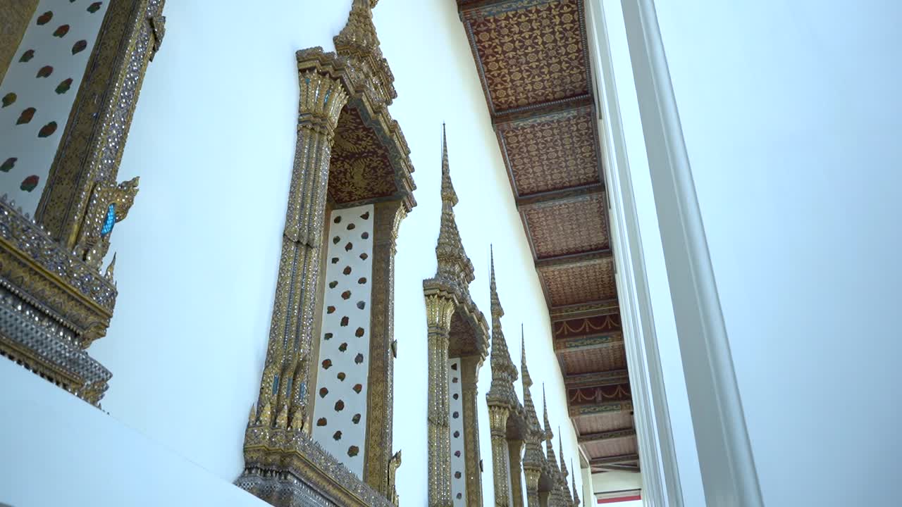 태국 방에 있는 그랜드 팔레스의 건축 세부 사항에 대한 느린 기울임