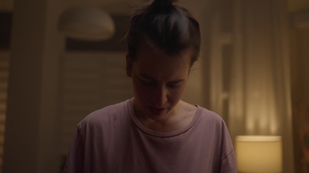 분홍색 잠옷을 입은 여자